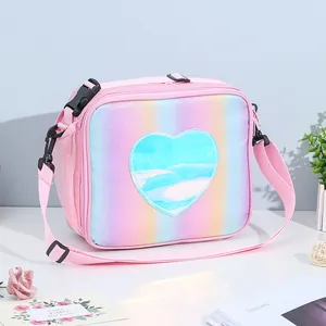 Detalle del parche de corazón y tela brillante arcoíris en la bolsa térmica rosa