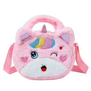 Détail du sac licorne chat en peluche rose montrant la texture douce et la broderie arc-en-ciel