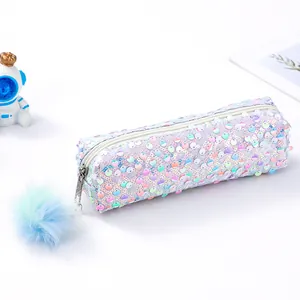Astuccio arcobaleno glitterato con paillettes colorate e ciondolo a pompon blu