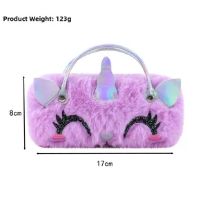 Detailansicht Plüsch-Einhorn-Etui, Maße 17x8cm, Gewicht 123g, mit feiner Stickerei verarbeitet