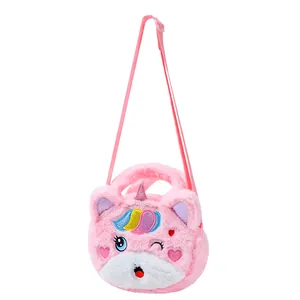 Détail du sac bandoulière licorne en peluche rose avec fourrure douce et broderie fine