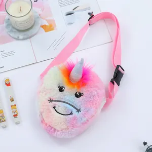 Détail du sac licorne en peluche arc-en-ciel avec texture douce et corne pailletée