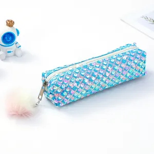 Dettaglio di un astuccio con paillettes blu scintillanti ed un effetto arcobaleno