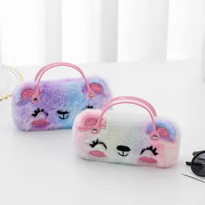 Détail de pochettes en peluche dessin animé avec fourrure dégradée et oreilles pailletées