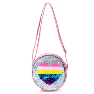 Détail du sac cœur rose à paillettes pour enfants avec bandoulière et arc-en-ciel