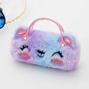 Détail du sac à main chat en peluche avec dégradé bleu violet et oreilles à paillettes