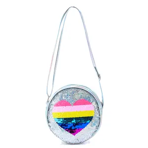 Détail du sac bandoulière rond à paillettes avec motif cœur multicolore et bandoulière argentée