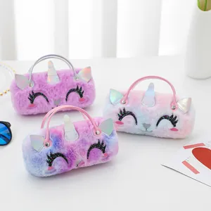 Tres estuches de unicornio de felpa en colores morados y degradados con cuernos