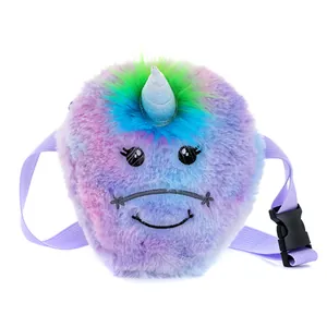 Vue détaillée du sac licorne arc-en-ciel en peluche douce avec corne bleue en spirale