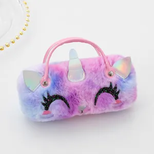 Detalle del bolso de unicornio de peluche con piel degradada rosa púrpura y cuerno plata