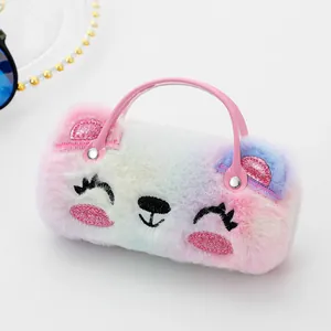 Détail du sac chat en peluche arc-en-ciel avec des joues pailletées et poignée rose