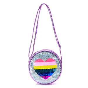 Détail du sac à paillettes pour enfants avec un motif de cœur arc-en-ciel coloré