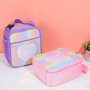 Detalle de bolsas de almuerzo arcoíris para niños con aplique de corazón y correa ajustable