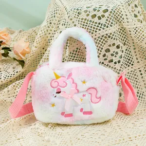 Details der Plüsch-Einhorntasche mit Farbverlauf, Stickerei und verstellbarem Gurt