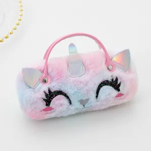 Vista detallada de un estuche de peluche de unicornio con asa rosa para niños