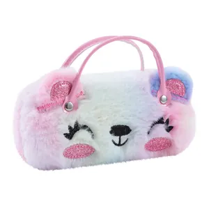 Détail du sac à main peluche dessin animé avec fourrure dégradée rose bleu et paillettes