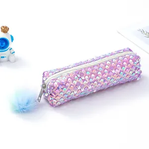 Dettaglio dell'astuccio viola con paillettes iridescenti e morbido pompon blu decorato