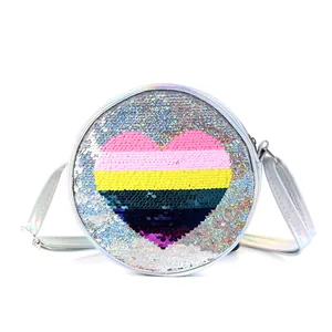 Détail du motif cœur arc-en-ciel à paillettes et sequins argentés sur petit sac rond enfant