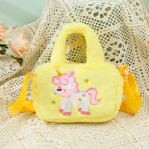 Detail der gelben Plüsch-Einhorntasche mit weichem Fell und bestickten Bogendetails