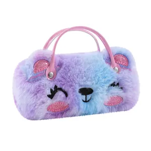 Détail d'un étui licorne en peluche dégradé violet avec des anses en cuir verni rose