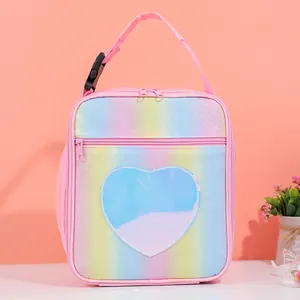 Detalle de bolsa de almuerzo arcoíris rosa con parche de corazón y bolsillo de red