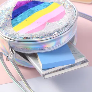 Petit sac bandoulière rond argenté holographique avec cœur en paillettes colorées