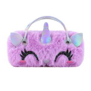 Detalle del bolso de unicornio de peluche morado con cuerno y pestañas brillantes