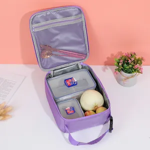 Detalle de bolsa térmica morada con forro aislante, bolsillo de red e interior amplio