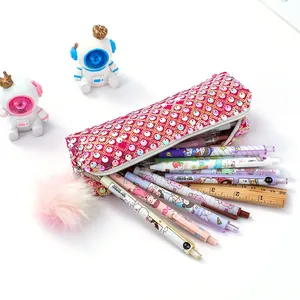 Astuccio glitter arcobaleno con paillettes rosa, pompon di peluche e set cancelleria