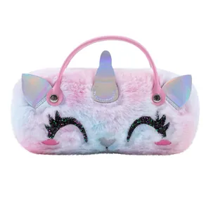 Bolso de unicornio de felpa en degradado rosa y azul con bordado brillante y detalle de cuerno