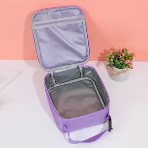 Detalle de bolsa térmica morada con forro de aluminio y bolsillo interno de malla