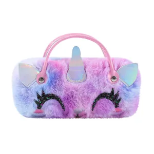Detalle de bolso de unicornio de felpa con piel degradada y cuerno de material láser