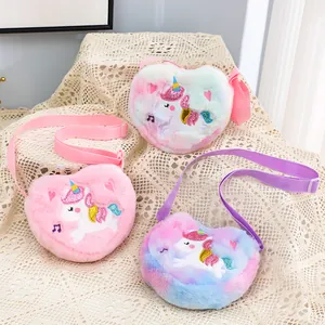 Tre borse a tracolla in peluche a forma di cuore con unicorno in vari colori pastello