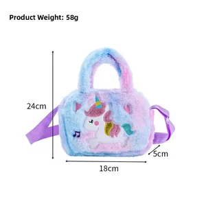 Détail du sac licorne en peluche montrant les dimensions 18x24x5cm et le poids de 58g