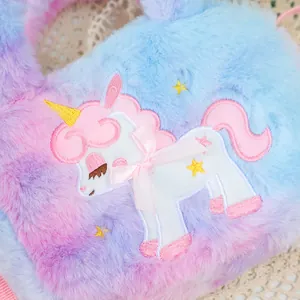 Detailansicht der Einhorn-Plüschtasche mit Farbverlauf und Sternenstickerei für Kinder
