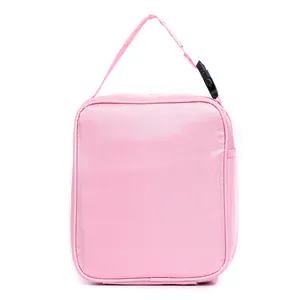 Detalle de bolsa térmica rosa con textura tejida y bolsillo lateral de malla para botellas