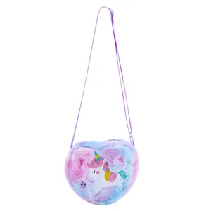 Dettaglio della borsa a cuore in peluche con ricamo unicorno e morbida pelliccia finta