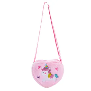 Dettaglio borsa cuore in peluche rosa con ricamo unicorno e tracolla regolabile