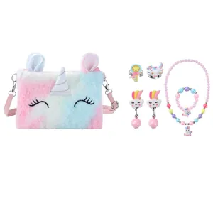 Detail der Plüsch-Einhorntasche und buntem Perlen-Schmuckset mit Anhängern für Mädchen
