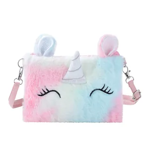 Detail der Einhorn-Schultertasche aus Plüsch mit verstellbarem rosa PU-Riemen
