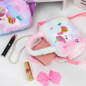 Détail du sac licorne en peluche avec texture arc-en-ciel et broderie mignonne