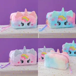 Vista detallada de neceseres de unicornio de peluche con piel de colores y lentejuelas