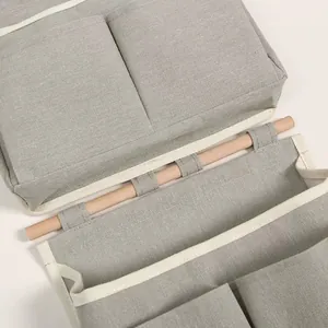 Hängende graue Stoff-Aufbewahrungstasche mit Holzstange und mehreren Fächern für Schlafzimmer