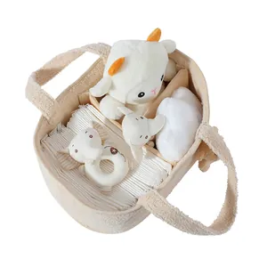 Detailansicht der beigefarbenen Windeltasche aus Teddyvlies mit Plüschtieren innen