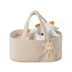 Detail eines weichen Teddy-Fleece-Aufbewahrungskorb mit Bärenpuppe und Babyutensilien