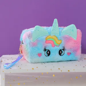 Detalle de neceser de unicornio de felpa con pelo arcoíris y correa de mano holográfica
