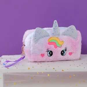 Detalle del neceser de unicornio de peluche con ojos bordados y cuerno de purpurina plata