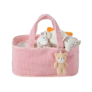 Detailansicht eines rosa Teddyvlies-Aufbewahrungskorbs mit Bärenanhänger für Babyartikel