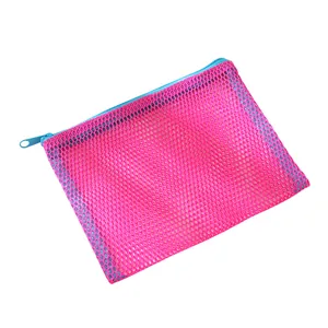 Détail d'une trousse en maille rose avec fermeture éclair bleue pour maquillage