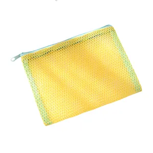 Détail de la pochette en filet jaune avec fermeture éclair bleue et maille